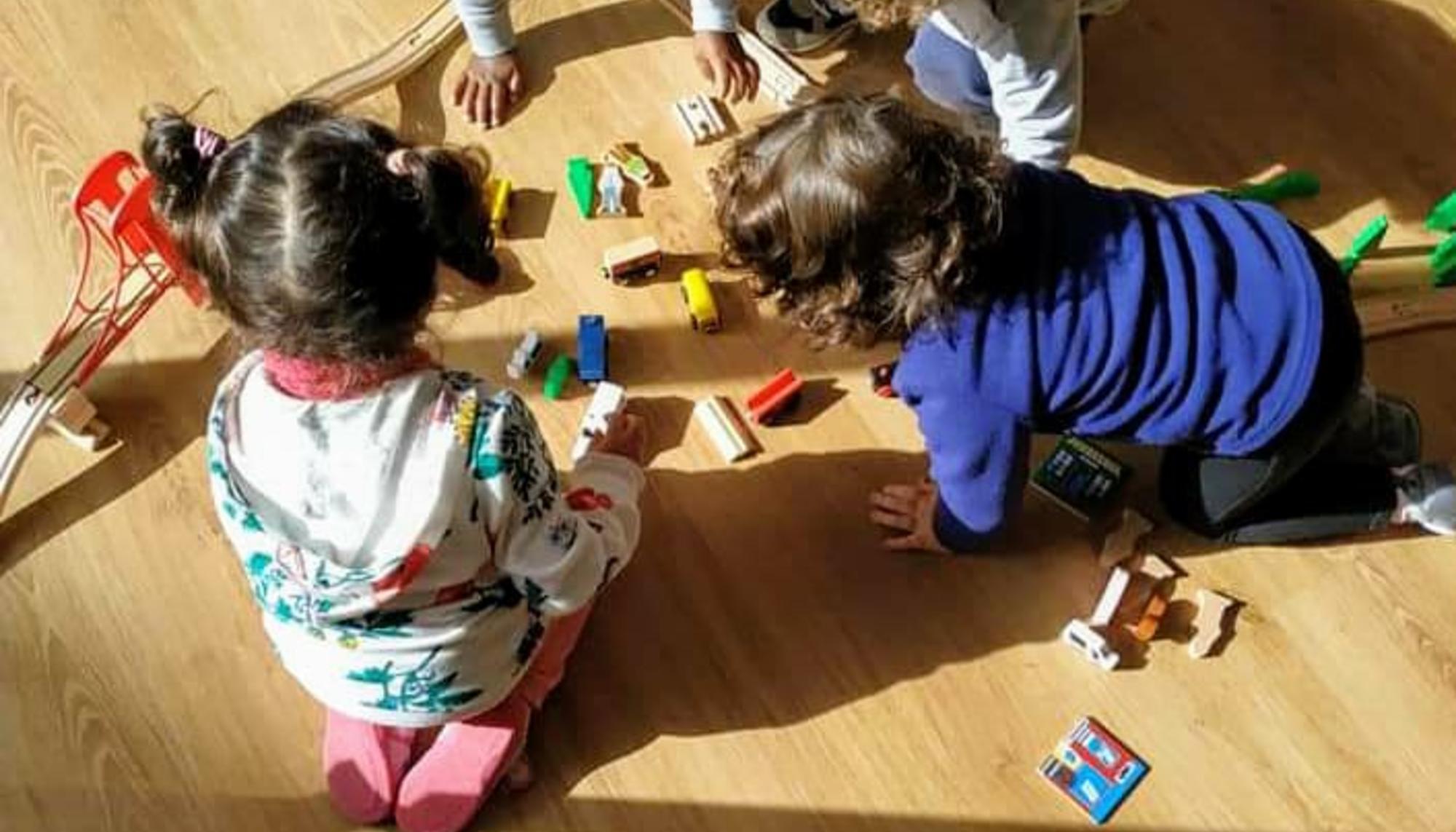 Niños jugando en el espacio Los Pollitos